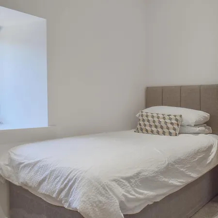 Elm - Uk48268 * Whitby